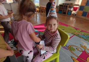 Dzieci składają jubilatce życzenia.