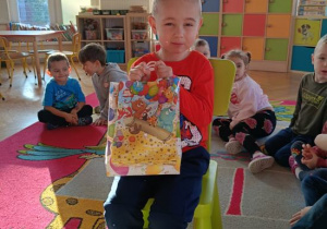 Nasz jubilat z prezentem.