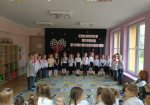 Dzieci śpiewają piosenkę podczas akademii.