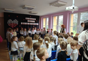 Dzieci śpiewają Hymn Narodowy podczas akademii.