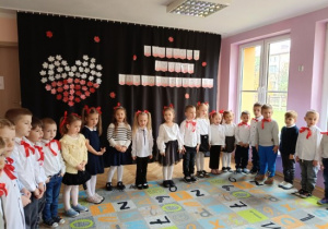 Dzieci śpiewają piosenkę podczas akademii.