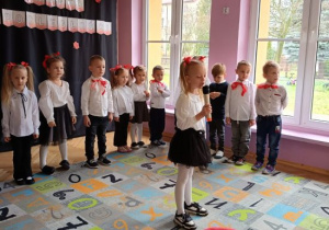 Dzieci recytują wiersze podczas akademii.