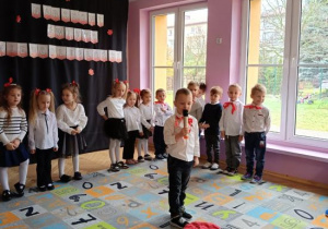 Dzieci recytują wiersze podczas akademii.