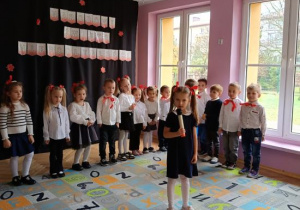 Dzieci recytują wiersze podczas akademii.