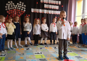 Dzieci recytują wiersze podczas akademii.