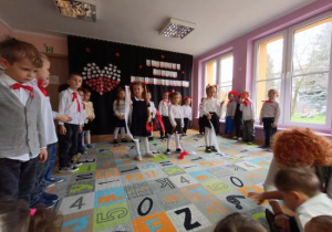 Dziewczynki prezentują taniec ze wstążkami.