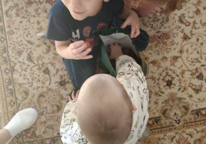 Dzieci oglądają skarby lasu.