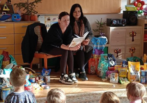 Panie ze schroniska czytają dzieciom krótkie opowiadanie o piesku.