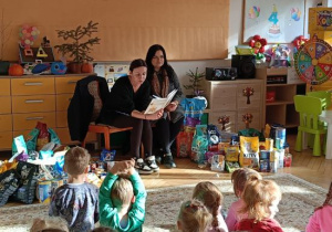 Panie ze schroniska czytają dzieciom krótkie opowiadanie o piesku.