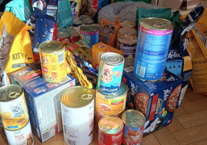 Dary przekazane schronisku przez rodziców i ich dzieci.