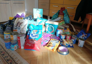 Dary przekazane schronisku przez rodziców i ich dzieci.