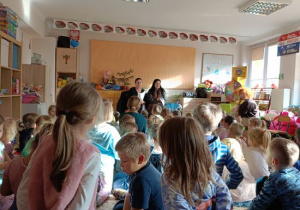 Rozmowa na temat pracy w schronisku.