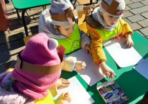 Dzieci rysują list do św. Mikołaja.