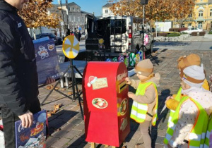 Dzieci wrzucają list do skrzynki.