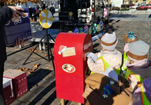 11.Dzieci wrzucają list do skrzynki.