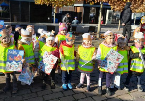 Dzieci z kalendarzami adwentowymi.