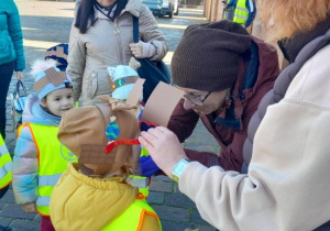 Dzieci smakują czekoladę.