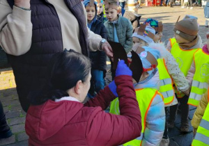 Dzieci smakują czekoladę.