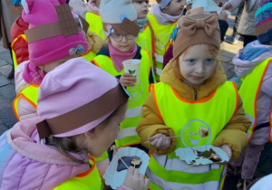 Dzieci smakują czekoladę.