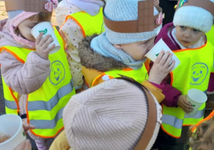 Dzieci smakują czekoladę.