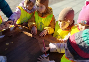 Dzieci robią czekoladowe opaski.