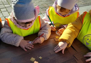 Dzieci robią czekoladowe opaski.