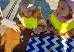 Dzieci robią czekoladowe opaski.