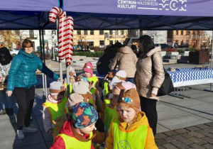 Dzieci uczestniczą w wydarzeniu.