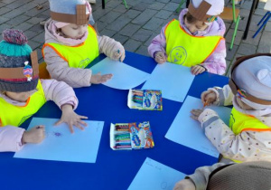 Dzieci rysują list do św. Mikołaja.