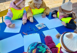 Dzieci rysują list do św. Mikołaja.