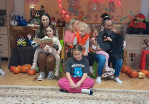 Rodzice czytają dzieciom.