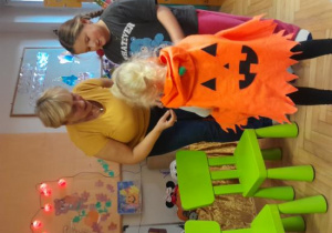 Dzieci odbierają upominki.