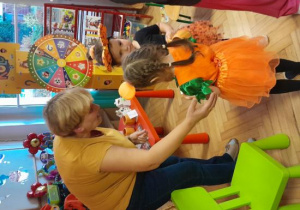 Dzieci odbierają upominki.