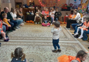 Rodzice czytają dzieciom.