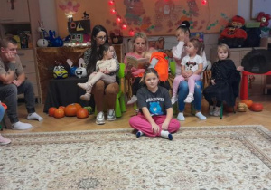 Rodzice czytają dzieciom.