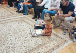 Dzieci oglądają książeczki.