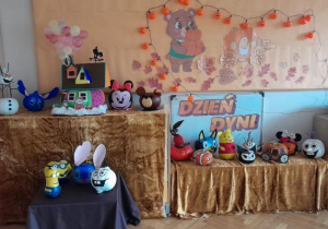 Wystawka wykonanych postaci bajkowych.