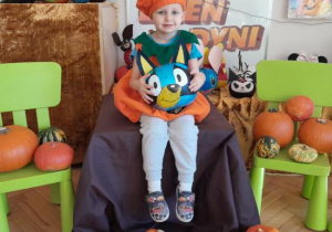 Dzieci prezentują swoje prace.