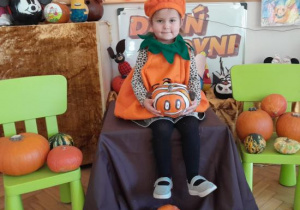 Dzieci prezentują swoje prace.