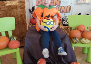 Dzieci prezentują swoje prace.