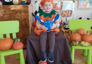 Dzieci prezentują swoje prace.