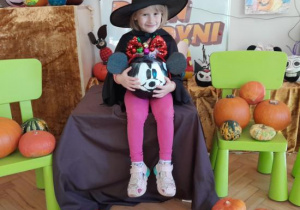 Dzieci prezentują swoje prace.