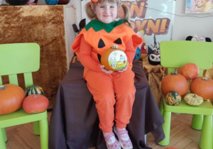 Dzieci prezentują swoje prace.