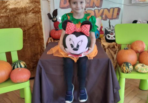 Dzieci prezentują swoje prace.