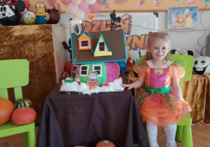 Dzieci prezentują swoje prace.