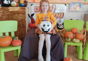 Dzieci prezentują swoje prace.