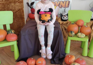 Dzieci prezentują swoje prace.