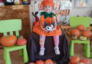 Dzieci prezentują swoje prace.