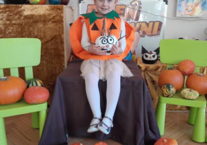 Dzieci prezentują swoje prace.