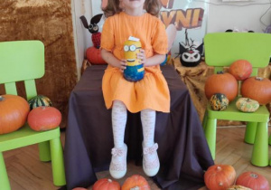 Dzieci prezentują swoje prace.